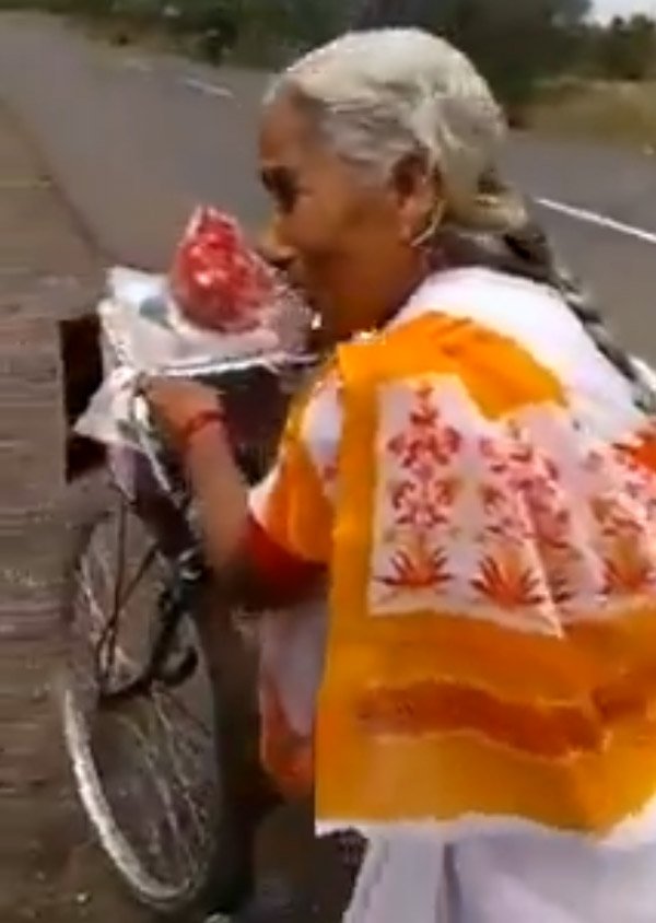 ದೇವರ ದರ್ಶನಕ್ಕಾಗಿ 2,200 ಕಿ.ಮೀ ದೂರ ಸೈಕಲ್ ತುಳಿಯುತ್ತಿರುವ 68 ವರ್ಷದ ಮಹಿಳೆ