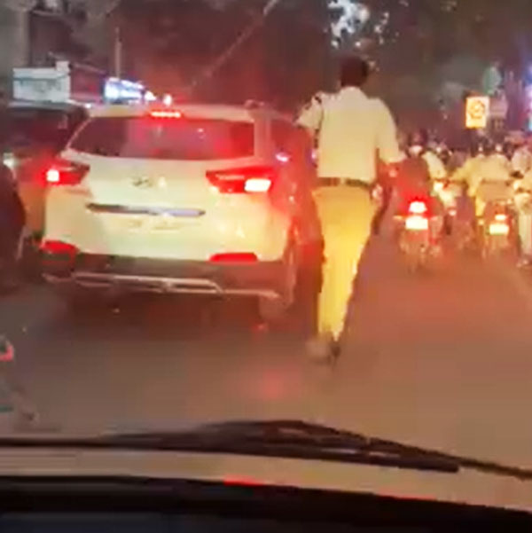 ಆಂಬ್ಯುಲೆನ್ಸ್ಗೆ ದಾರಿ ಮಾಡಿಕೊಡಲು 2 ಕಿ.ಮೀ ದೂರ ಓಡಿದ ಟ್ರಾಫಿಕ್ ಪೊಲೀಸ್