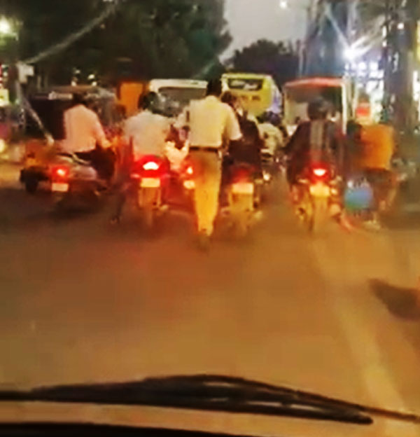 ಆಂಬ್ಯುಲೆನ್ಸ್ಗೆ ದಾರಿ ಮಾಡಿಕೊಡಲು 2 ಕಿ.ಮೀ ದೂರ ಓಡಿದ ಟ್ರಾಫಿಕ್ ಪೊಲೀಸ್