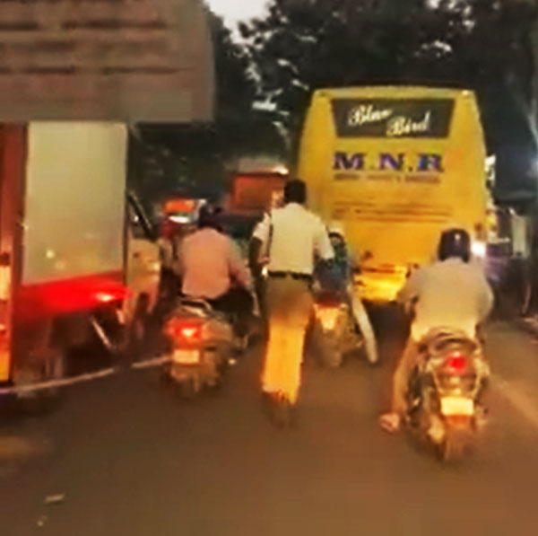 ಆಂಬ್ಯುಲೆನ್ಸ್ಗೆ ದಾರಿ ಮಾಡಿಕೊಡಲು 2 ಕಿ.ಮೀ ದೂರ ಓಡಿದ ಟ್ರಾಫಿಕ್ ಪೊಲೀಸ್