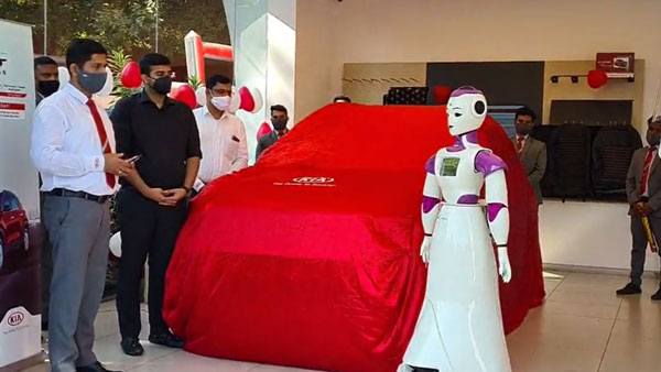ರೋಬೋಟ್ ಮೂಲಕ ಹೊಸ ಕಾರಿನ ವಿತರಣೆ ಪಡೆದು ಗಮನಸೆಳೆದ ಗ್ರಾಹಕ