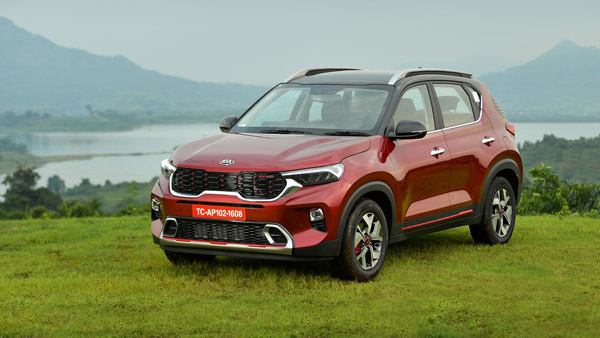 ರೋಬೋಟ್ ಮೂಲಕ ಹೊಸ ಕಾರಿನ ವಿತರಣೆ ಪಡೆದು ಗಮನಸೆಳೆದ ಗ್ರಾಹಕ
