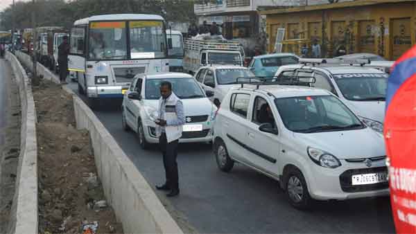 ಕರೋನಾ ವೈರಸ್ ಎಫೆಕ್ಟ್: ಭಾರೀ ಪ್ರಮಾಣದಲ್ಲಿ ಏರಿಕೆಯಾದ ವಾಹನ ದಟ್ಟಣೆ