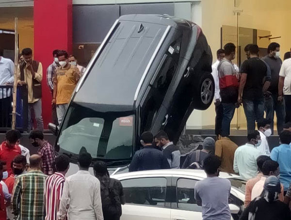 ವಿತರಣೆ ವೇಳೆ ನೆಲಕ್ಕುರುಳಿದ ಕಿಯಾ ಸೆಲ್ಟೊಸ್ ಕಾರು