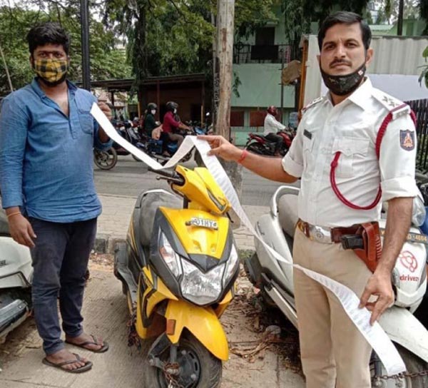 ದಂಡ ಕಟ್ಟಲಾಗದೇ ಪೊಲೀಸರ ಬಳಿಯೇ ಸ್ಕೂಟರ್ ಬಿಟ್ಟು ಹೋದ ಬೆಂಗಳೂರು ಯುವಕ