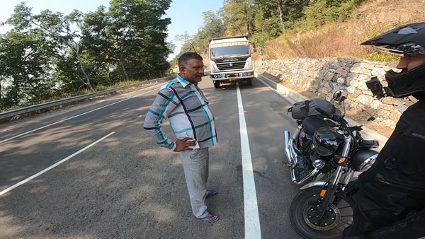ಹೊಸ ಬೈಕ್ ಮೇಲಿನ ಕುತೂಹಲಕ್ಕೆ ಟ್ರಕ್ ಚಾಲಕ ಮಾಡಿದ್ದೇನು ಗೊತ್ತಾ?