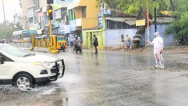 ಸುರಿಯುವ ಮಳೆಯಲ್ಲಿಯೇ ನಾಲ್ಕು ಗಂಟೆ ಕರ್ತವ್ಯ ನಿರ್ವಹಿಸಿದ ಸಂಚಾರಿ ಪೊಲೀಸ್