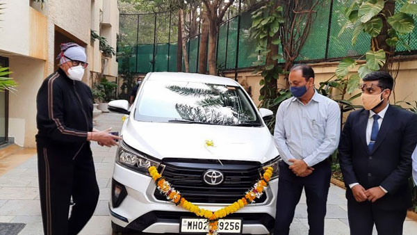 ಇನೋವಾ ಕ್ರಿಸ್ಟಾ ಫೇಸ್ಲಿಫ್ಟ್ ಕಾರಿನ ಮೊದಲ ಯುನಿಟ್ ವಿತರಣೆ ಪಡೆದುಕೊಂಡ ಬಿಗ್ ಬಿ