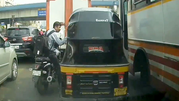 ಬೈಯ್ದ ಬೈಕ್ ಸವಾರನನ್ನು ಗುದ್ದಿ ನೆಲಕ್ಕೆ ಕೆಡವಿದ ಆಟೋ ಚಾಲಕ