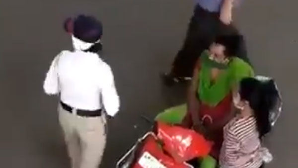 ಗೂಗಲ್ ಪೇ ಫೋನ್ ಪೇ ಏನೂ ಬೇಡವಂತೆ, ಡೈರೆಕ್ಟ್ ಹಣವೇ ಬೇಕಂತೆ ಈ ಮಹಿಳಾ ಟ್ರಾಫಿಕ್ ಪೇದೆಗೆ...