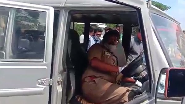 ಸೀಟ್ ಬೆಲ್ಟ್ ಧರಿಸುವುದರ ಮಹತ್ವ ವಿವರಿಸಿದ ಪೊಲೀಸ್ ಅಧಿಕಾರಿ