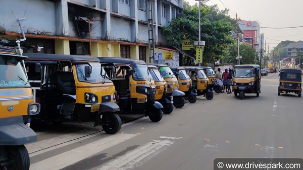 ಕುಟುಂಬ ನಿರ್ವಹಣೆಗಾಗಿ ಆಟೋ ಚಾಲಕಳಾದ 21 ವರ್ಷದ ಯುವತಿ