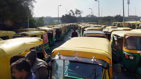 ಕುಟುಂಬ ನಿರ್ವಹಣೆಗಾಗಿ ಆಟೋ ಚಾಲಕಳಾದ 21 ವರ್ಷದ ಯುವತಿ