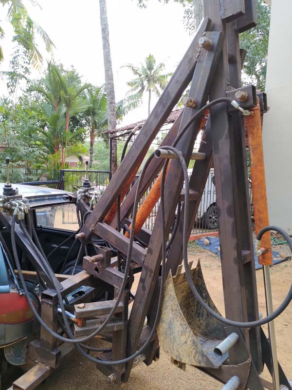 22 ವರ್ಷ ಹಳೆಯ ಕಾರನ್ನು ಅಗೆಯುವ ಯಂತ್ರವಾಗಿ ಮಾಡಿಫೈಗೊಳಿಸಿದ ಇಸ್ರೋ ಇಂಜಿನಿಯರ್