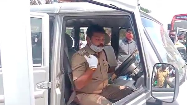 ಸೀಟ್ ಬೆಲ್ಟ್ ಧರಿಸುವುದರ ಮಹತ್ವ ವಿವರಿಸಿದ ಪೊಲೀಸ್ ಅಧಿಕಾರಿ