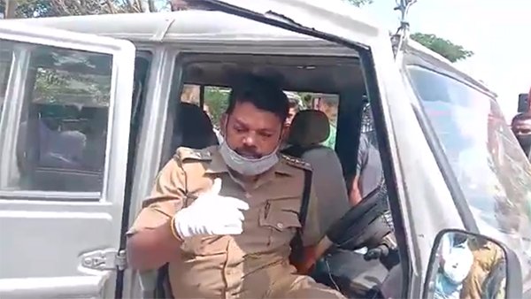 ಸೀಟ್ ಬೆಲ್ಟ್ ಧರಿಸುವುದರ ಮಹತ್ವ ವಿವರಿಸಿದ ಪೊಲೀಸ್ ಅಧಿಕಾರಿ
