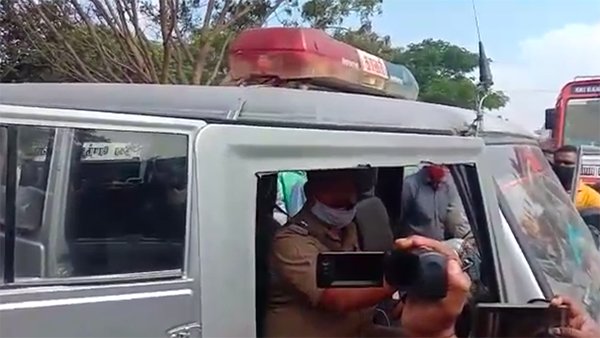 ಸೀಟ್ ಬೆಲ್ಟ್ ಧರಿಸುವುದರ ಮಹತ್ವ ವಿವರಿಸಿದ ಪೊಲೀಸ್ ಅಧಿಕಾರಿ