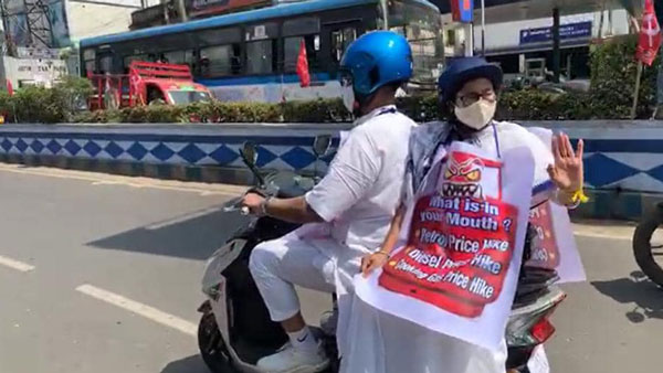 ಪೆಟ್ರೋಲ್, ಡೀಸೆಲ್ ಬೆಲೆ ಏರಿಕೆ ವಿರೋಧಿಸಿ ಎಲೆಕ್ಟ್ರಿಕ್ ಸ್ಕೂಟರಿನಲ್ಲಿ ಸಂಚರಿಸಿದ ಮುಖ್ಯಮಂತ್ರಿ