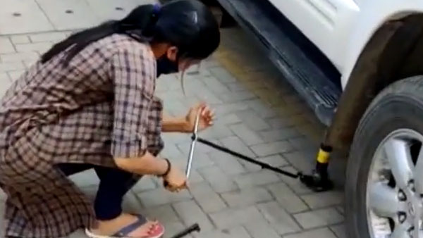 ಕಾರಿನ ಟೈರ್ ಬದಲಿಸಿ ಗಮನ ಸೆಳೆದ ಮೈಸೂರು ಡಿಸಿ ರೋಹಿಣಿ ಸಿಂಧೂರಿ