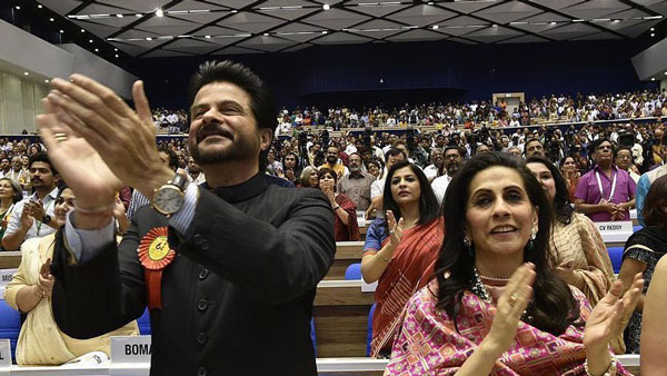 ಪತ್ನಿಯ ಹುಟ್ಟುಹಬ್ಬಕ್ಕೆ ಕೋಟಿ ಬೆಲೆಯ ಮರ್ಸಿಡಿಸ್ ಬೆಂಝ್ ಕಾರು ಗಿಫ್ಟ್ ನೀಡಿದ ಜನಪ್ರಿಯ ಬಾಲಿವುಡ್ ನಟ