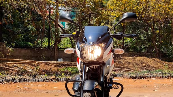 ಹೊಸ ಬಣ್ಣದ ಆಯ್ಕೆಯಲ್ಲಿ ಡೀಲರ್ ಬಳಿ ಕಾಣಿಸಿಕೊಂಡ ಬಜಾಜ್ ಪಲ್ಸರ್ 150 ಬೈಕ್