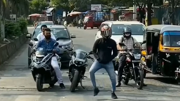 ಸಿಗ್ನಲ್'ನಲ್ಲಿ ನಿಂತಿದ್ದ ಬೈಕಿನಿಂದ ಇಳಿದು ವಾಟಿ ಕಮಿಂಗ್ ಹಾಡಿಗೆ ಡ್ಯಾನ್ಸ್ ಮಾಡಿದ ಕೆಟಿಎಂ ಬೈಕ್ ಸವಾರ
