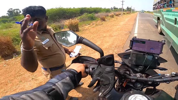 ಬೈಕ್ ನಿಲ್ಲಿಸಿ ಮಾನವೀಯತೆ ಮೆರೆದ ಪೊಲೀಸ್ ಅಧಿಕಾರಿ