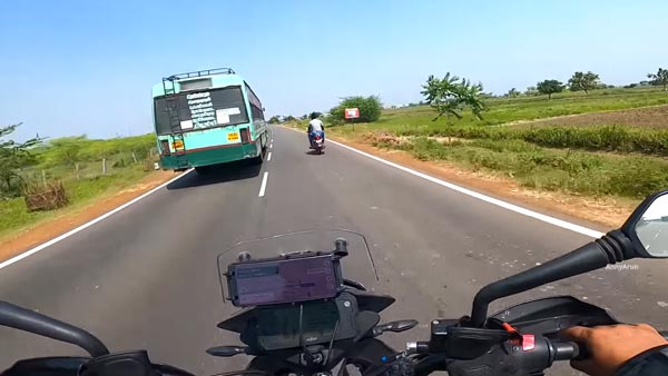 ಬೈಕ್ ನಿಲ್ಲಿಸಿ ಮಾನವೀಯತೆ ಮೆರೆದ ಪೊಲೀಸ್ ಅಧಿಕಾರಿ