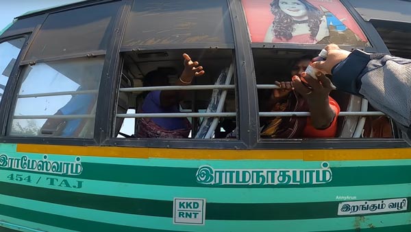 ಬೈಕ್ ನಿಲ್ಲಿಸಿ ಮಾನವೀಯತೆ ಮೆರೆದ ಪೊಲೀಸ್ ಅಧಿಕಾರಿ
