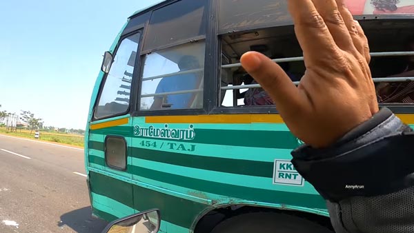 ಬೈಕ್ ನಿಲ್ಲಿಸಿ ಮಾನವೀಯತೆ ಮೆರೆದ ಪೊಲೀಸ್ ಅಧಿಕಾರಿ