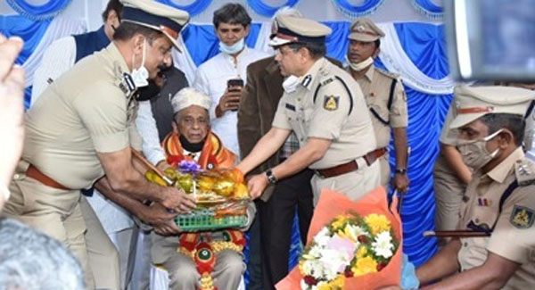 ಮೊಟ್ಟ ಮೊದಲ ಸಿಗ್ನಲ್ ಲೈಟ್ ಕಂಬಕ್ಕೆ ಗೌರವ ಸಲ್ಲಿಸಿದ ಬೆಂಗಳೂರು ಪೊಲೀಸರು