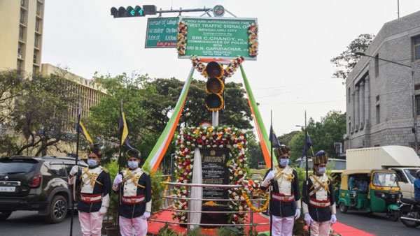 ಮೊಟ್ಟ ಮೊದಲ ಸಿಗ್ನಲ್ ಲೈಟ್ ಕಂಬಕ್ಕೆ ಗೌರವ ಸಲ್ಲಿಸಿದ ಬೆಂಗಳೂರು ಪೊಲೀಸರು