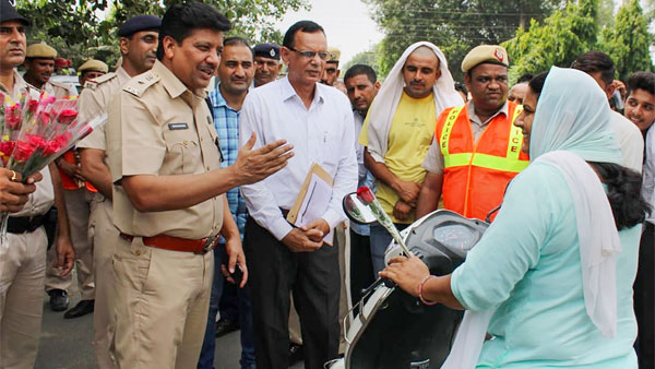 ಟ್ರಕ್ ಚಾಲಕನಿಗೆ ಹೆಲ್ಮೆಟ್ ಧರಿಸದ ಕಾರಣಕ್ಕೆ ದಂಡ ವಿಧಿಸಿದ ಪೊಲೀಸರು