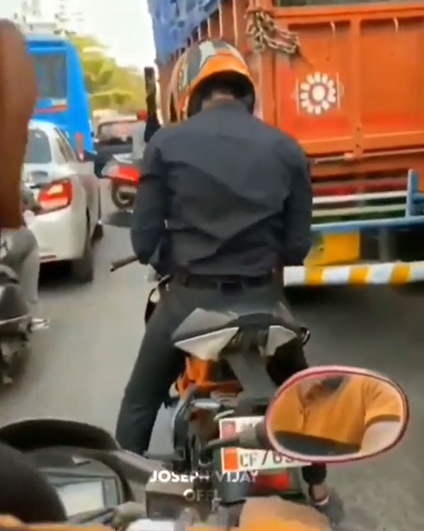 ಸಿಗ್ನಲ್'ನಲ್ಲಿ ನಿಂತಿದ್ದ ಬೈಕಿನಿಂದ ಇಳಿದು ವಾಟಿ ಕಮಿಂಗ್ ಹಾಡಿಗೆ ಡ್ಯಾನ್ಸ್ ಮಾಡಿದ ಕೆಟಿಎಂ ಬೈಕ್ ಸವಾರ