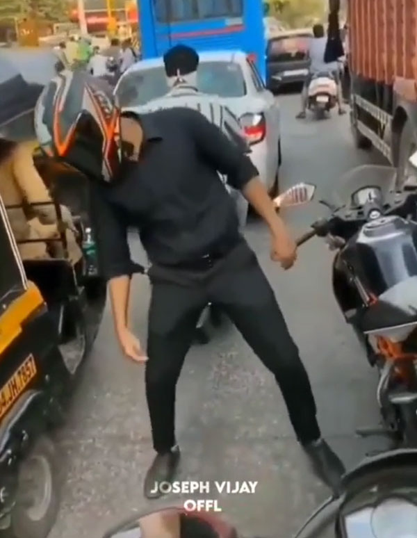 ಸಿಗ್ನಲ್'ನಲ್ಲಿ ನಿಂತಿದ್ದ ಬೈಕಿನಿಂದ ಇಳಿದು ವಾಟಿ ಕಮಿಂಗ್ ಹಾಡಿಗೆ ಡ್ಯಾನ್ಸ್ ಮಾಡಿದ ಕೆಟಿಎಂ ಬೈಕ್ ಸವಾರ