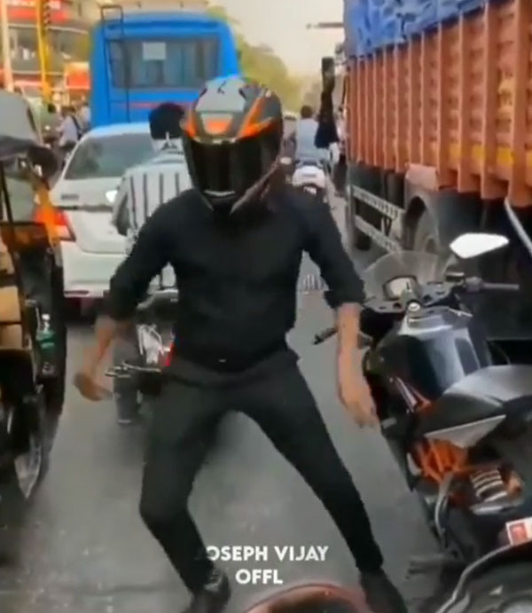 ಸಿಗ್ನಲ್'ನಲ್ಲಿ ನಿಂತಿದ್ದ ಬೈಕಿನಿಂದ ಇಳಿದು ವಾಟಿ ಕಮಿಂಗ್ ಹಾಡಿಗೆ ಡ್ಯಾನ್ಸ್ ಮಾಡಿದ ಕೆಟಿಎಂ ಬೈಕ್ ಸವಾರ