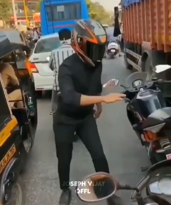 ಸಿಗ್ನಲ್'ನಲ್ಲಿ ನಿಂತಿದ್ದ ಬೈಕಿನಿಂದ ಇಳಿದು ವಾಟಿ ಕಮಿಂಗ್ ಹಾಡಿಗೆ ಡ್ಯಾನ್ಸ್ ಮಾಡಿದ ಕೆಟಿಎಂ ಬೈಕ್ ಸವಾರ