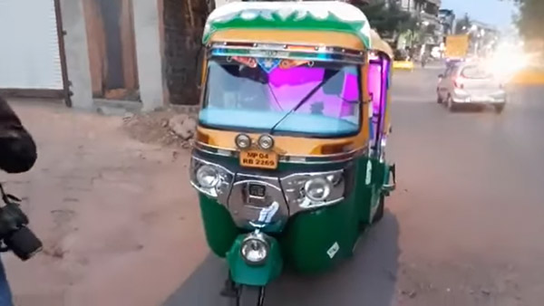 ಕರೋನಾ ಸೋಂಕಿತರಿಗಾಗಿ ಮೊಬೈಲ್ ಆಂಬ್ಯುಲೆನ್ಸ್ ಆಗಿ ಬದಲಾದ ಆಟೋ ರಿಕ್ಷಾ