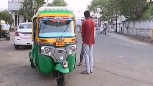 ಕರೋನಾ ಸೋಂಕಿತರಿಗಾಗಿ ಮೊಬೈಲ್ ಆಂಬ್ಯುಲೆನ್ಸ್ ಆಗಿ ಬದಲಾದ ಆಟೋ ರಿಕ್ಷಾ