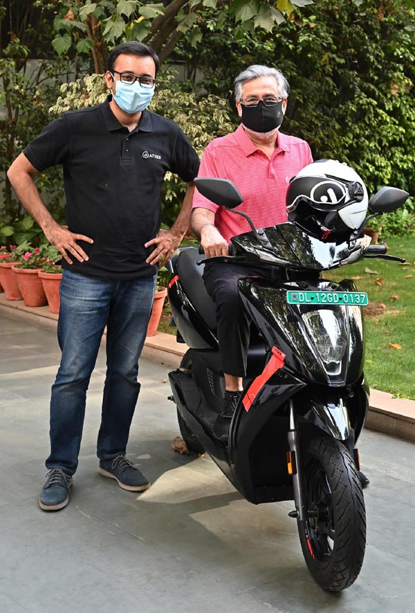 ಎಥರ್ ಇವಿ ಸ್ಕೂಟರ್ ವಿತರಣೆ ಪಡೆದ ಹೀರೋ ಮೋಟೊಕಾರ್ಪ್ ಅಧ್ಯಕ್ಷ ಪವನ್ ಮುಂಜಾಲ್
