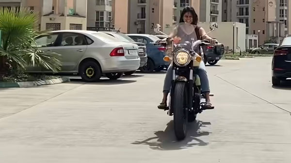 ಪತ್ನಿಗೆ ನೆಚ್ಚಿನ ರಾಯಲ್ ಎನ್ಫೀಲ್ಡ್ ಬೈಕನ್ನು ಸರ್ಪ್ರೈಸ್ ಗಿಫ್ಟ್ ಆಗಿ ನೀಡಿದ ಪತಿ