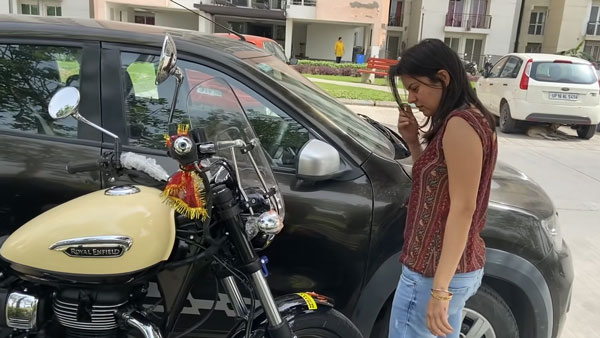 ಪತ್ನಿಗೆ ನೆಚ್ಚಿನ ರಾಯಲ್ ಎನ್ಫೀಲ್ಡ್ ಬೈಕನ್ನು ಸರ್ಪ್ರೈಸ್ ಗಿಫ್ಟ್ ಆಗಿ ನೀಡಿದ ಪತಿ