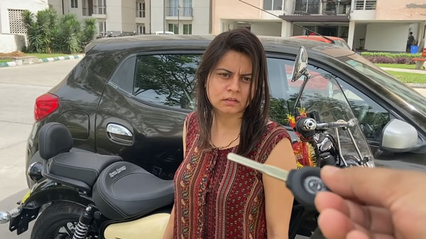ಪತ್ನಿಗೆ ನೆಚ್ಚಿನ ರಾಯಲ್ ಎನ್ಫೀಲ್ಡ್ ಬೈಕನ್ನು ಸರ್ಪ್ರೈಸ್ ಗಿಫ್ಟ್ ಆಗಿ ನೀಡಿದ ಪತಿ