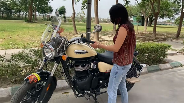 ಪತ್ನಿಗೆ ನೆಚ್ಚಿನ ರಾಯಲ್ ಎನ್ಫೀಲ್ಡ್ ಬೈಕನ್ನು ಸರ್ಪ್ರೈಸ್ ಗಿಫ್ಟ್ ಆಗಿ ನೀಡಿದ ಪತಿ