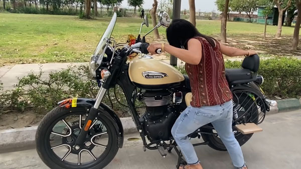 ಪತ್ನಿಗೆ ನೆಚ್ಚಿನ ರಾಯಲ್ ಎನ್ಫೀಲ್ಡ್ ಬೈಕನ್ನು ಸರ್ಪ್ರೈಸ್ ಗಿಫ್ಟ್ ಆಗಿ ನೀಡಿದ ಪತಿ