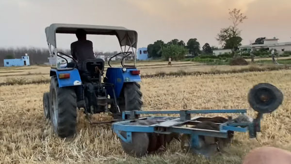 ಜಮೀನಿನ ಉಳುಮೆ ಕಾರ್ಯಕ್ಕೆ ಬಳಕೆಯಾದ ಹ್ಯುಂಡೈ ಕ್ರೆಟಾ ಎಸ್ಯುವಿ
