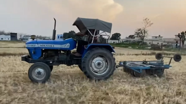 ಜಮೀನಿನ ಉಳುಮೆ ಕಾರ್ಯಕ್ಕೆ ಬಳಕೆಯಾದ ಹ್ಯುಂಡೈ ಕ್ರೆಟಾ ಎಸ್ಯುವಿ