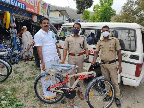 ನೆರೆಯಮನೆಯ ಸೈಕಲ್ ಕದ್ದ ಪುಟ್ಟ ಬಾಲಕನಿಗೆ ಹೊಸ ಸೈಕಲ್ ಗಿಫ್ಟ್ ಕೊಟ್ಟ ಪೊಲೀಸ್ ಅಧಿಕಾರಿ