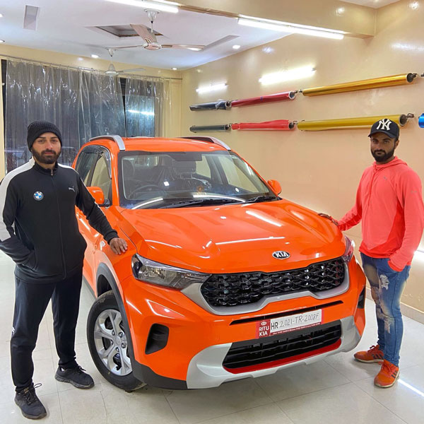 ಗ್ಲಾಸಿ ಆರೇಂಜ್ ವ್ಯಾರ್ಪ್ನೊಂದಿಗೆ ಮಾಡಿಫೈಗೊಂಡ ಕಿಯಾ ಸೊನೆಟ್ ಕಂಪ್ಯಾಕ್ಟ್ ಎಸ್ಯುವಿ