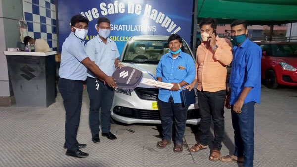 ಮಹಿಳಾ ಆಟೋ ಡ್ರೈವರ್ಗೆ ಡಿಜೈರ್ ಕಾರ್ ಅನ್ನು ಉಡುಗೊರೆಯಾಗಿ ನೀಡಿದ ನಟಿ